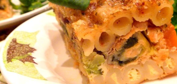 Запеканка из пасты PENNE RIGATE с рыбными рулетиками и овощами