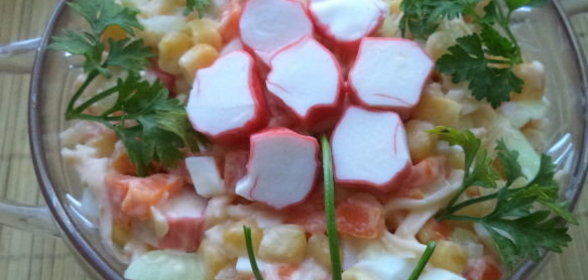 Салат из сыра с консервированной кукурузой и крабовыми палочками