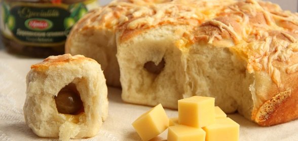 Фокачча-шарики с зелеными оливками и сыром