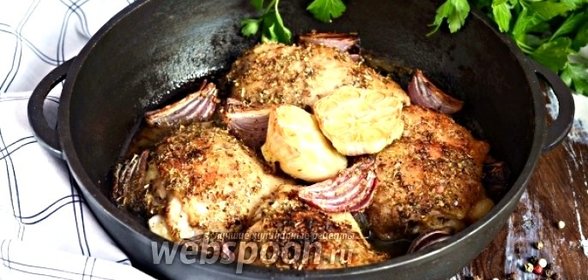 Запечённые куриные бёдра с красным луком