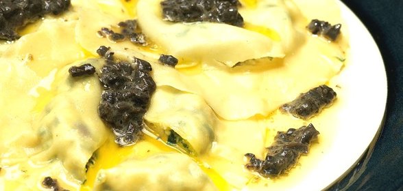 Равиоли с перепелиными яйцами и трюфельным маслом