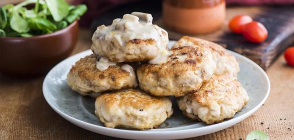 Куриные биточки с грибным cоусом