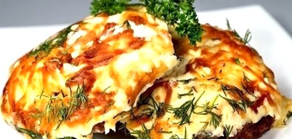 Мясо по-французски с грибами и помидорами