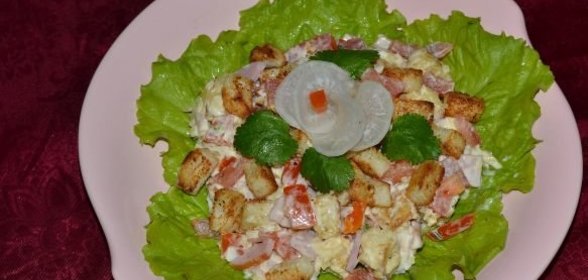 Вкусный салат с ветчиной, сыром, помидорами и сухариками