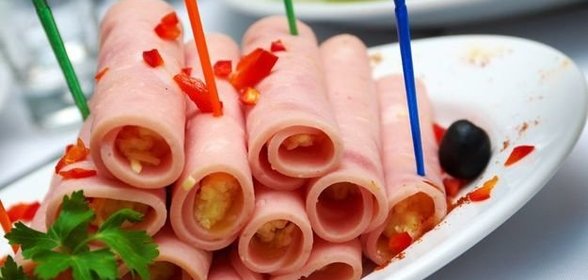 Рулеты из ветчины с сырной начинкой