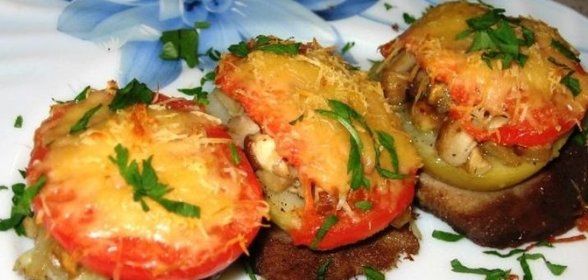 Свинина, запеченная с грибами помидорами и сыром