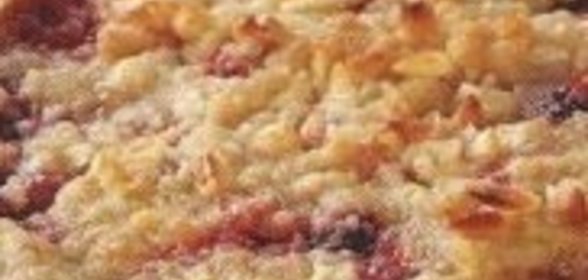 Пирог с грушей, малиной и орехами