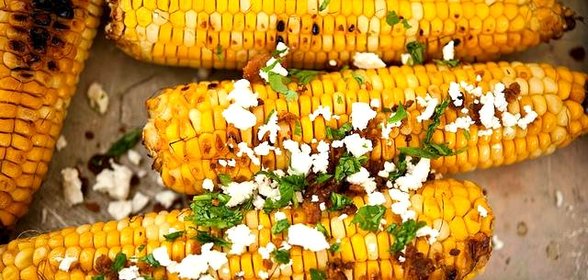 Жареная на гриле кукуруза с беконом и сыром