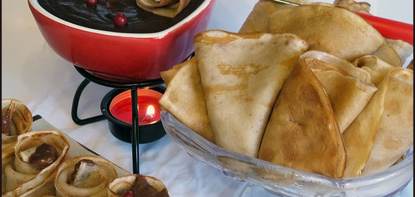 Пряные блинчики с сырно-шоколадным фондю