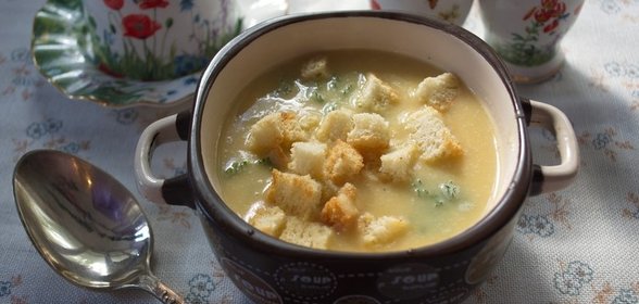Суп гороховый с гренками