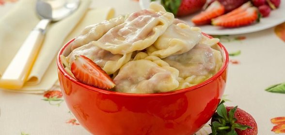 Вареники с клубникой на пару