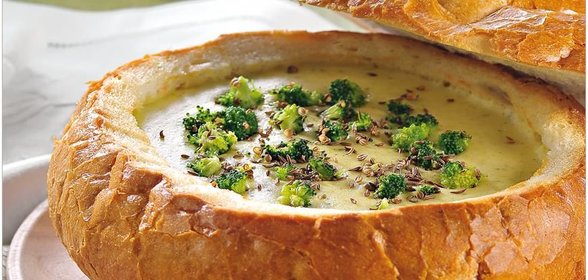 Картофельный суп с брокколи, запеченный в хлебе