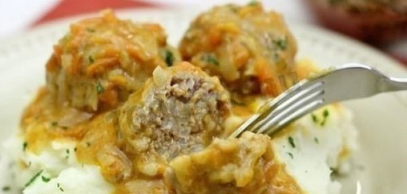 Тефтели с рисом и сливочной подливкой в духовке