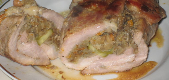 Рулет из свинины с грибами и солеными огурцами