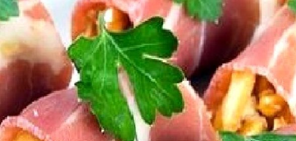 Рулетики из хамона с острым арахисом
