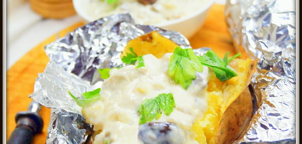 Картошка печенная, с грибным рагу. Всем, кто дразниться грибами!