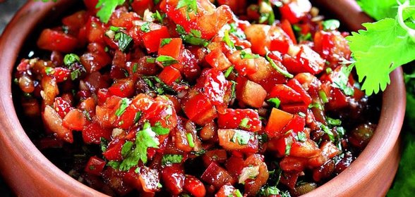 Сальса из клубники и помидора с кинзой