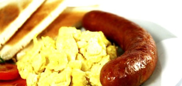 Болтунья на тосте с колбасками