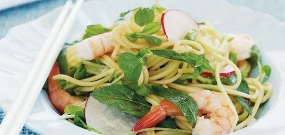 Салат из лапши и креветок по-азиатски