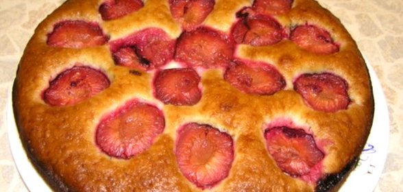 Коврижка со сливами