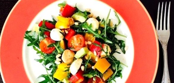 Салат с соусом Наршараб