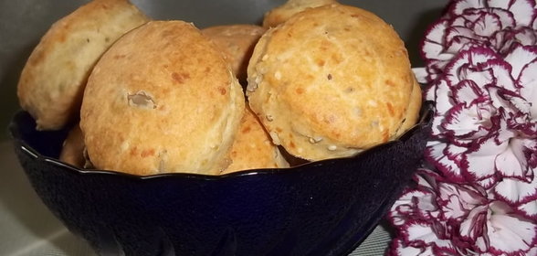 Кукурузно-пшеничное печенье с сыром и семечками