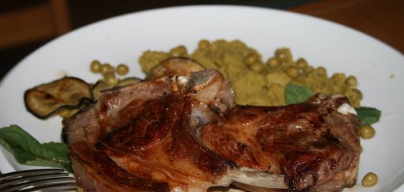 Каре ягнёнка с жареными баклажанами и гороховым пюре