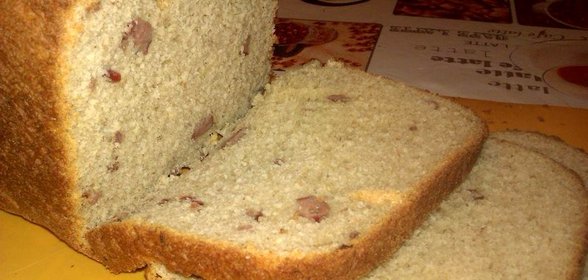 Хлеб с копчеными колбасками сыром и чесноком