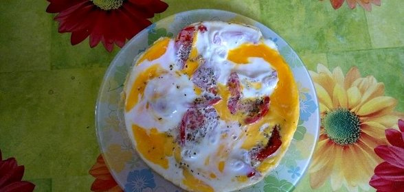 Яичница с луком и помидорами