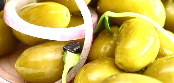 Салат с луком и оливками