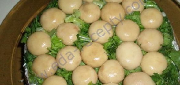 Салат мясной с грибами и сыром