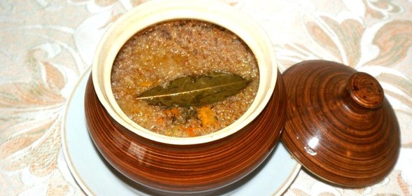 Куриная грудка с пшеничной кашей в горшочках