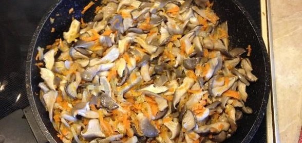 Жареные вешенки с морковью