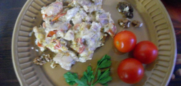 Филе кролика, запеченное в сметанно-сырном соусе с помидорами и грецким орехом