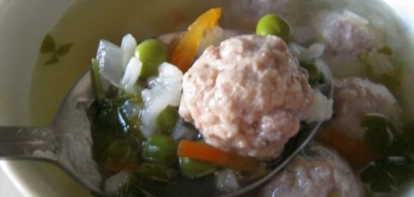 Суп с фрикадельками и зеленым горошком «Дачный»