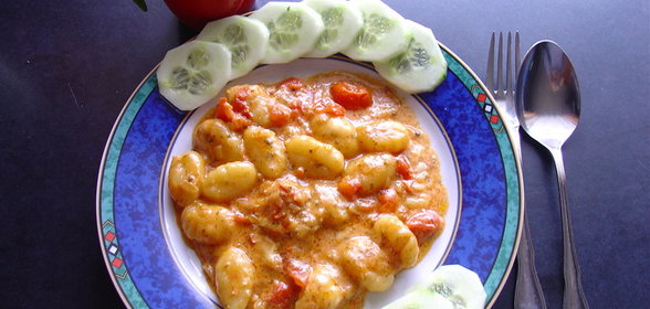Gnocchi с помидорами-черри, моцареллой и чесночным маслом