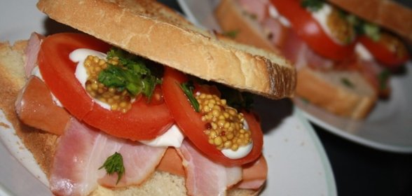 Бургеры с сосисками и беконом