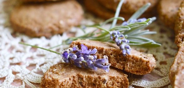 Печенье шоколадное с лимоном и лавандой