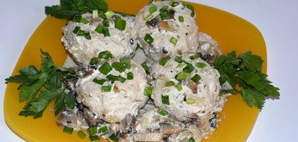 Куриные биточки в грибном соусе