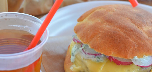 Домашний гамбургер с печеночной котлетой на картофельной булочке