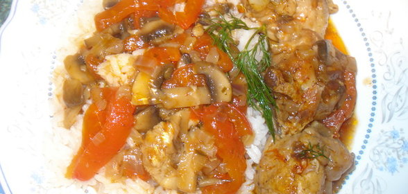 куриные бёдрышки запеченные с помидорами и грибами