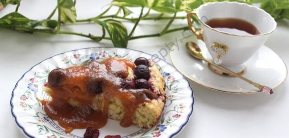 Вишневое пирожное с карамельной подливкой