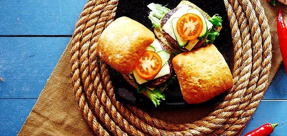 Бургер из мраморной говядины в чиабатте