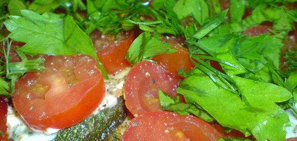 Слоёный салат из цельнозернового хлеба,жареного цуккини и помидорок