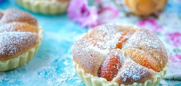 Тарталетки с миндальным франжипаном и абрикосами