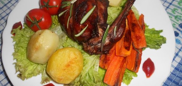 Кролик с пряными травами и овощами