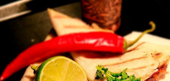 Кесадилья с пряной бараниной, овощами и сыром