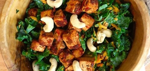 Салат с тофу, апельсином и кешью