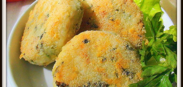 Биточки из риса с отварной курицей и сыром