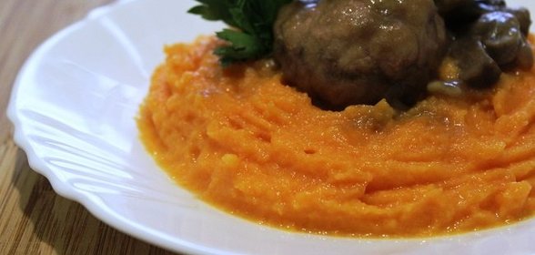Тефтели с тыквенным пюре под соусом из шампиньонов и лесных грибов